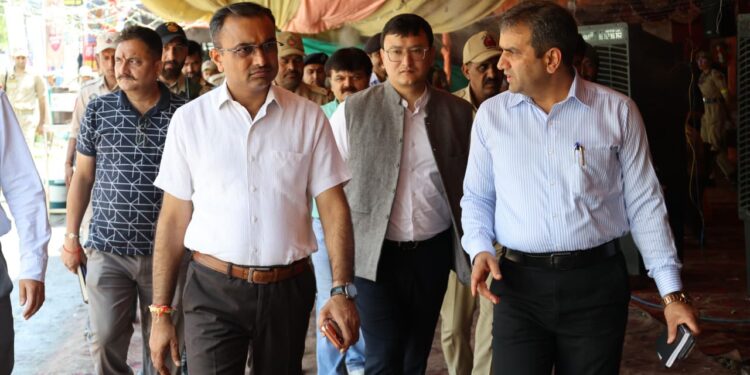 Div Com visits Chanderkote Yatra Camp in Ramban, Langar sites and Lodgement centres in Udhampur