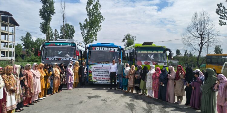 ACR Kulgam Flags off 84 Women for Exposure Tour to Centre of Excellence Zawoora