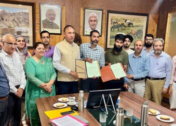 SKUAST-K signs MoA with Naqash Royal Arts to advance Handmade Pashmina Knitwear Innovation