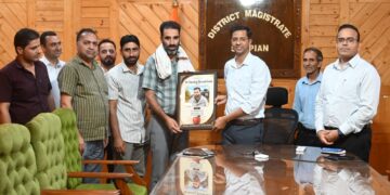 Shopian gives warm farewell to outgoing DIO Showkat Hussain Ganie
