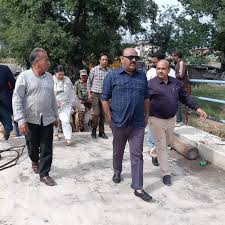 Deputy Chief Minister inspects under-construction Seerbagh–Sempora Bridge in Srinagar