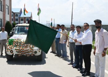 ADC Shopian flags-off Audio-Equipped Vehicles from Mini secretariat to spread Patriotic Fervour