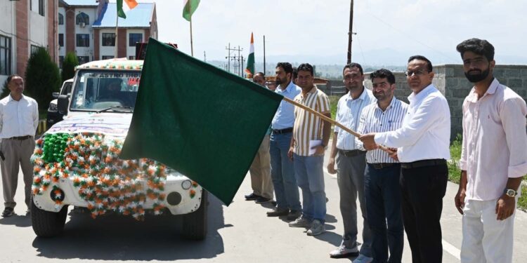 ADC Shopian flags-off Audio-Equipped Vehicles from Mini secretariat to spread Patriotic Fervour