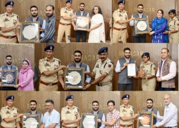 DC Srinagar felicitates Officials of National Book Trust & District Administration for the successful conduct of Chinar Book Festival