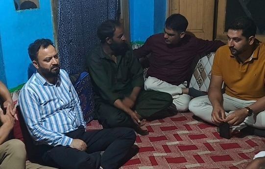 Gawran Cloudburst: Senior officers from District Admin visit bereaved families, extend condolences