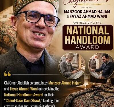 CM Omar Abdullah congratulates Manzoor Hajam, Fayaz Wani on National Handloom Award