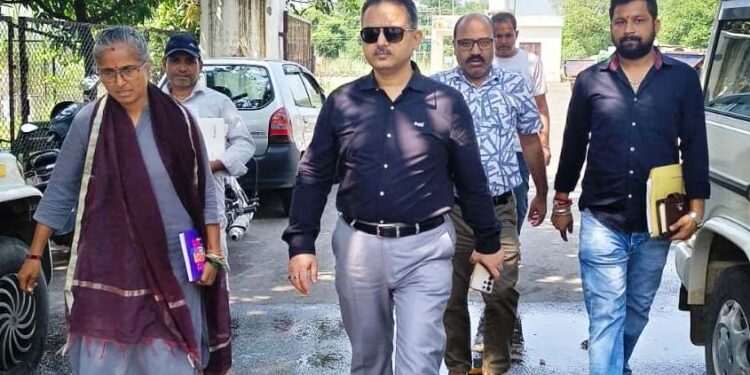 Director ULB Jammu reviews progress of development projects, civic services in Hiranagar, Parole