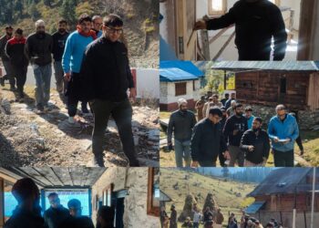 DC Kupwara visits Border Village Kumkadi, reviews Winter Preparedness