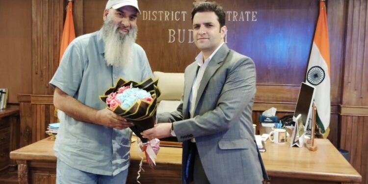 DC Budgam felicitates CMO Dr. Gulzar Ahmad on Superannuation