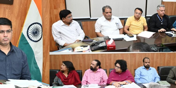 Div Com Jammu reviews winter preparedness, directs departments to ensure timely arrangements