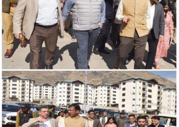 Comm Secy DMRRR, Div Com Kashmir assesses Readiness of Flats at Transit Camp Zewan ahead of inauguration